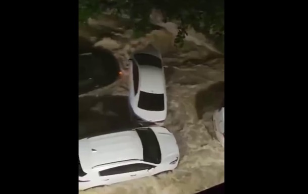 Автомобілі цілими пачками змивало під мости і там утрамбовувало: Апокаліпсис у російському Сочі після дощу. Відео