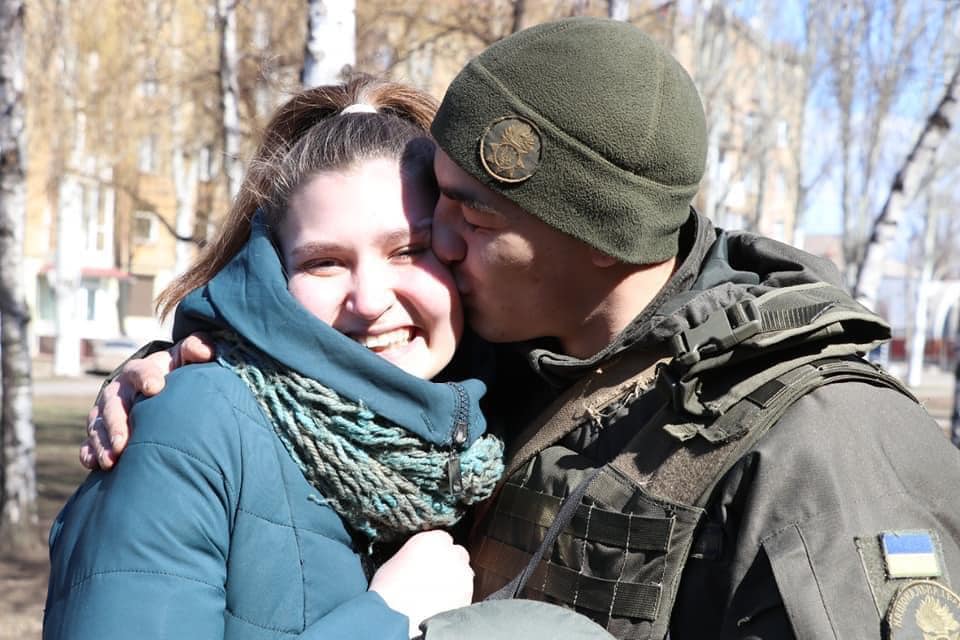 Кохання здолає все: у Кривому Розі молоді побралися за законом воєнного часу