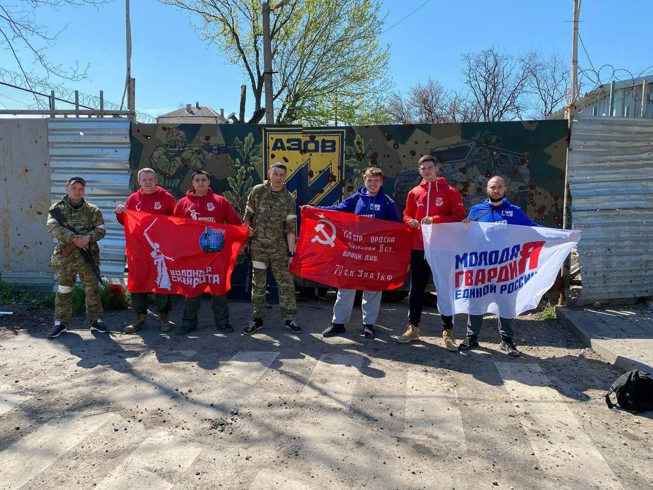 Фототур по Мариуполю – россми цинично приезжают в уничтоженный город ради “хайпа”
