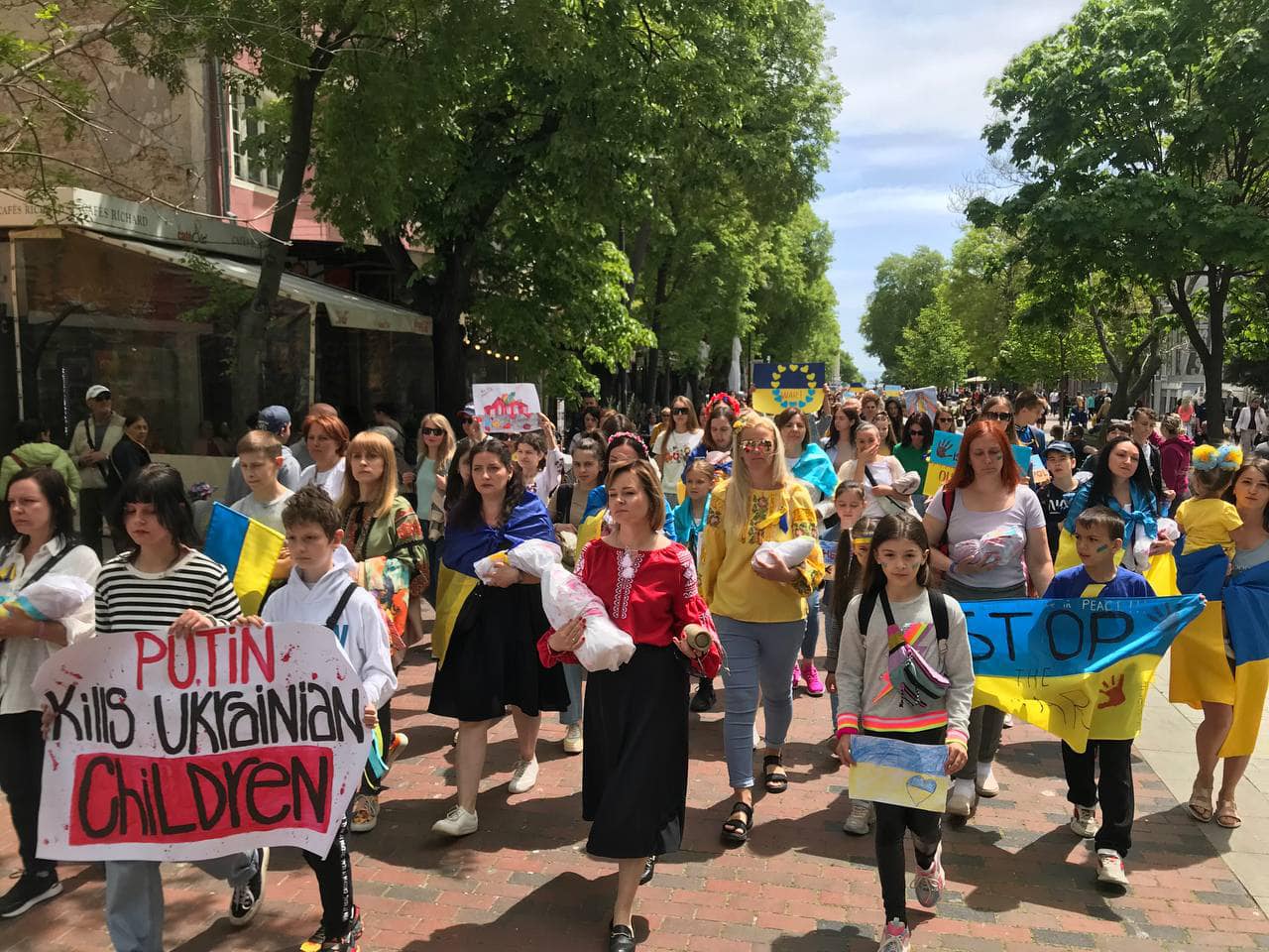 Очолювала колону та не бачила її краю: дніпрянка організувала тисячний марш матерів у Болгарії (фото)