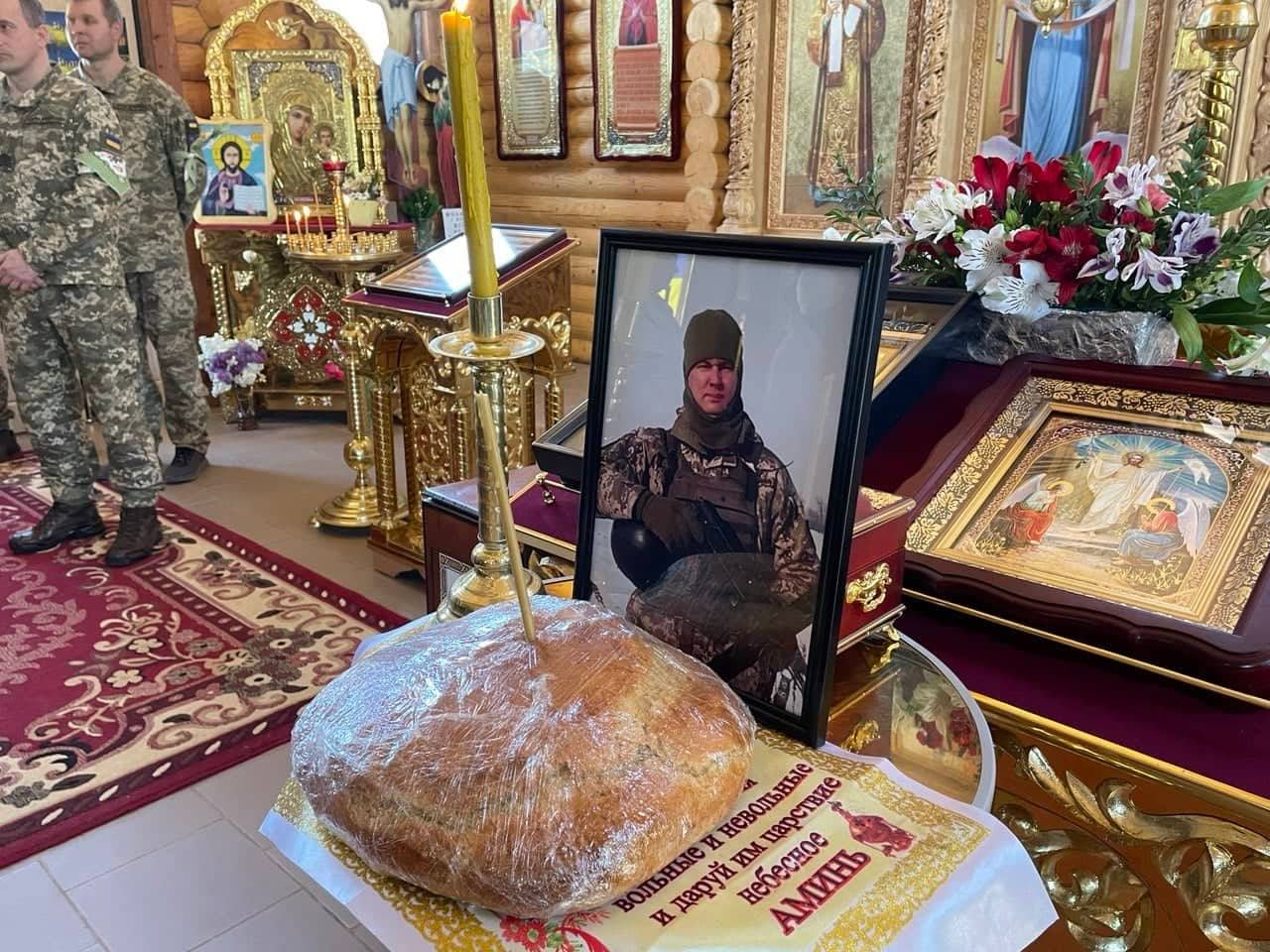 Нікопольці на колінах віддали шану загиблому Герою Максиму Лукашу (фото)