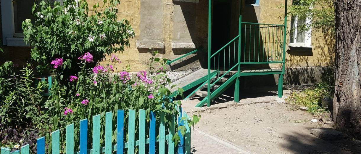 «Современно и красиво»: в Днепре капитально отремонтировали обвалившееся крыльцо подъезда (ФОТО)