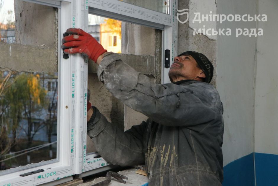 У Дніпрі відновлюють заклади освіти та житлові будинки після ракетних ударів