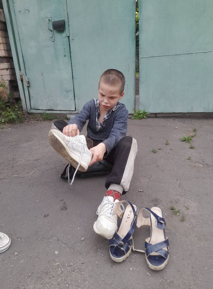 В Каменском маленький мальчик ходит на каблуках и купается в фонтане