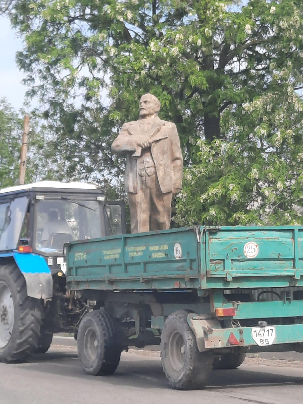 Назад в прошлое: в оккупированном городе Луганской области восстановят памятник Ленину