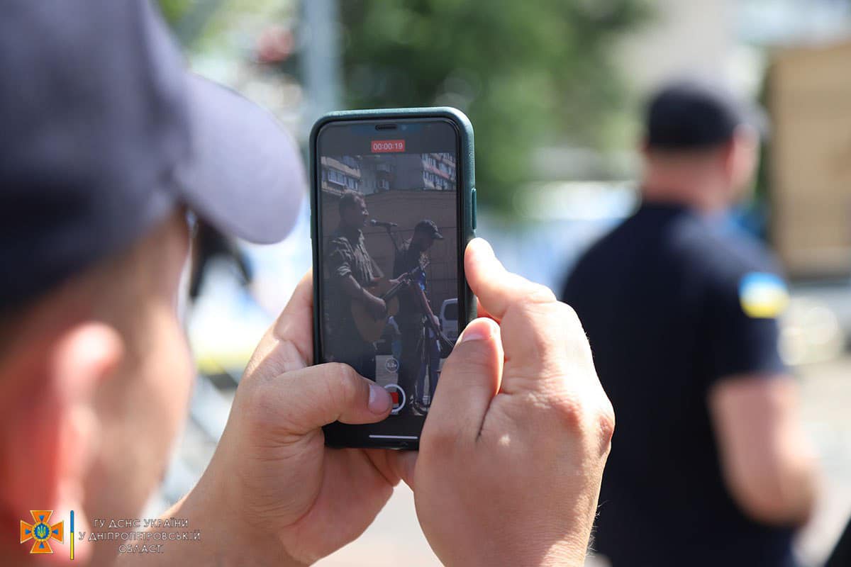 До рятувальників Дніпра завітали співаки Коля Серга та Ярмак. Фото, відео