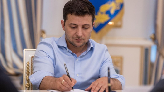 Президент Украины наградил 96 героев и отозвал миротворцев домой