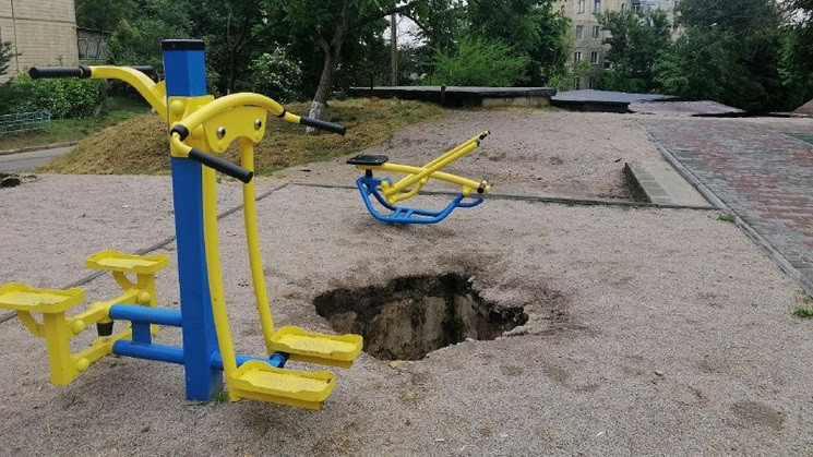 Страшно отпускать гулять: на площадке под Днепром образовались огромные провалы (ФОТО)