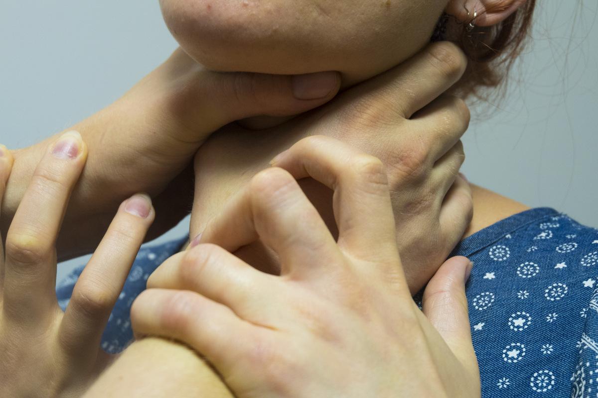 Выскочил из ниоткуда и начал душить : в Днепре жертвой маньяка стала еще одна девушка