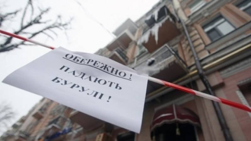 Днепрян призывают быть осторожными: на крышах образуются сосульки