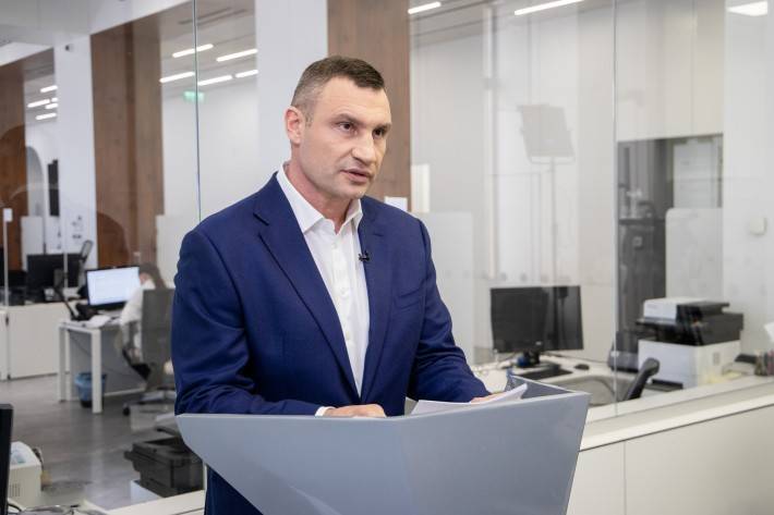 Уряд пускає місцеве самоврядування з торбинкою по світу