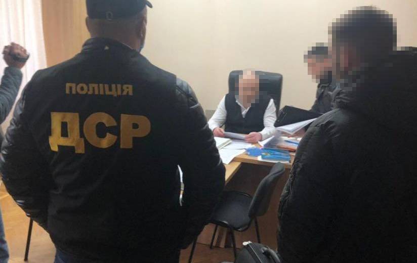 У Дніпрі на хабарі поліція затримала керівника управління служби у справах дітей