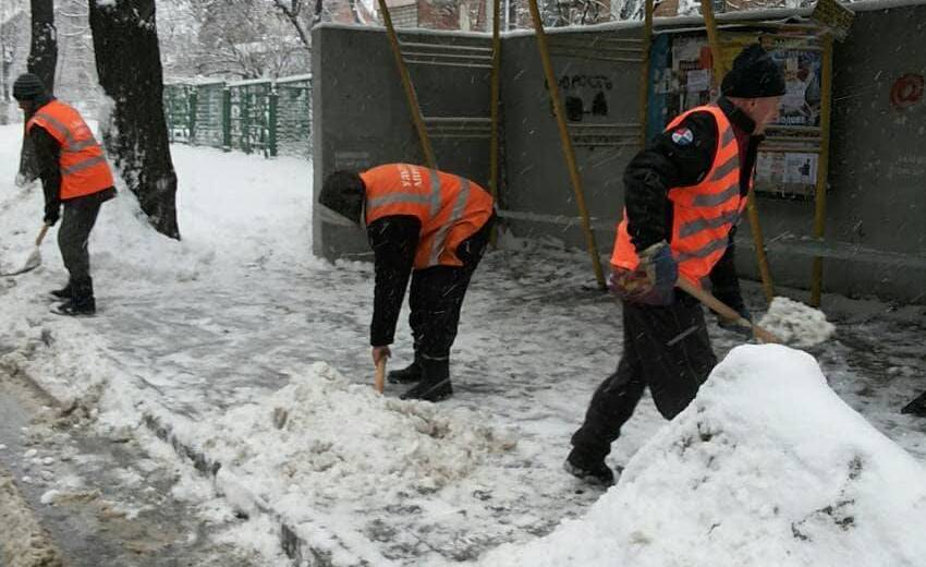В ночь на 22 января дороги в Днепре расчищало более 80 единиц спецтехники: фото
