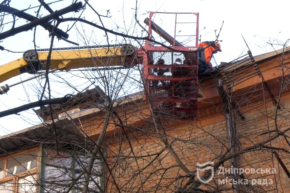 Комунальники Дніпра закінчують відновлювати будинки, які постраждали від ракетного удару 17 листопада 