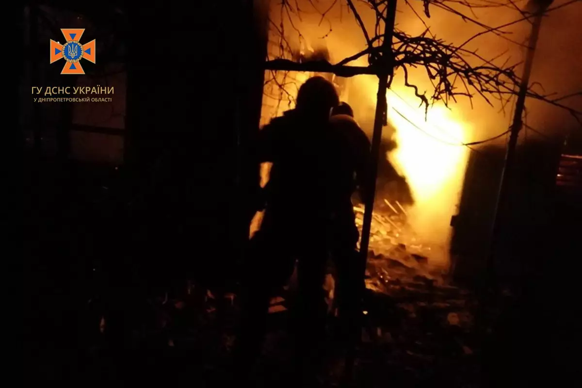 На Дніпропетровщині велика пожежа знищила дачний будинок