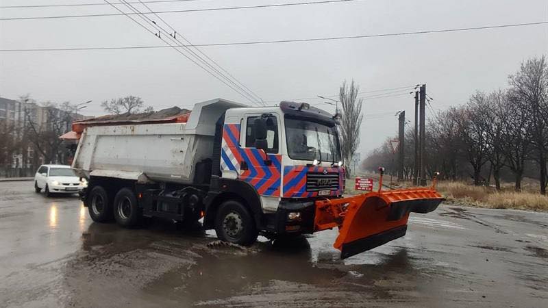 Водіїв Дніпра просять якомога швидше залишити автошляхи, аби не заважати роботі спецтехніки