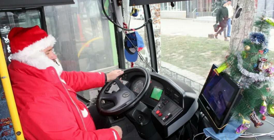 У Кам’янському з’явився новорічний автобус. Відео