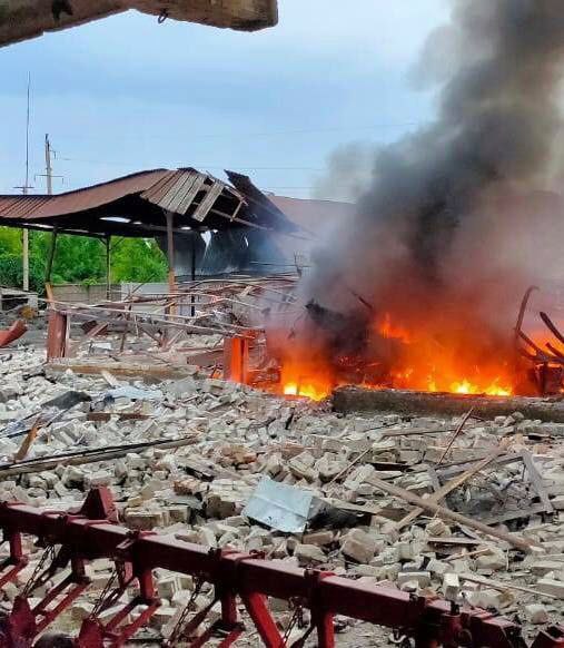 Под Кривым Рогом от вражеского удара взорвался склад с зерном