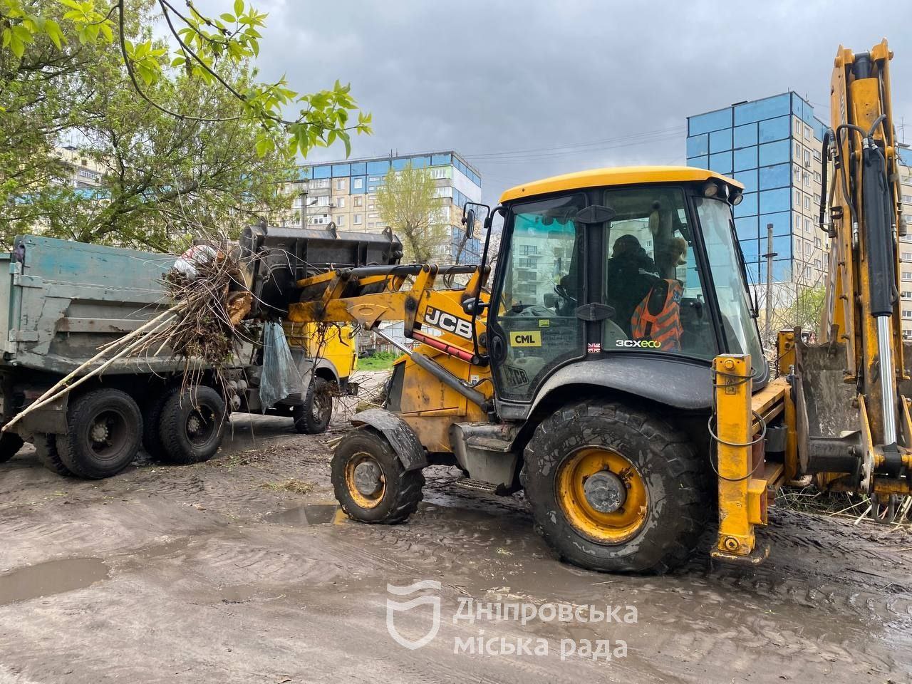 Інспекційний об’їзд: черговий по місту перевірив, як озеленюють алею на полігоні та ліквідовують стихійні сміттєзвалища
