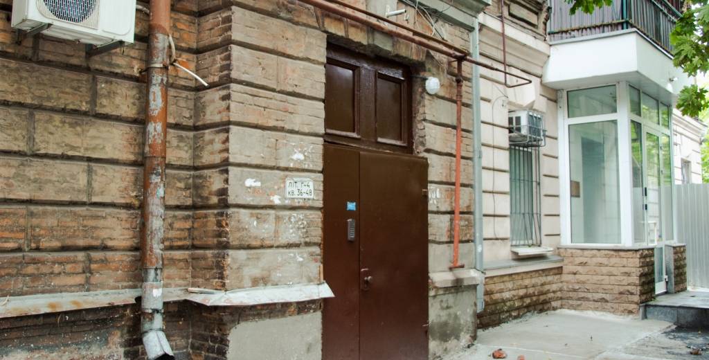 В днепровском доме со столетней историей впервые за последние 30 лет сделали ремонт подъезда: фото