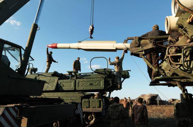 Армия никогда не любила Порошенко, но пока не полюбила и Зеленского – эксперт