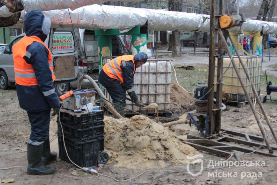 У Дніпрі продовжують бурити свердловини та встановлювати ємності з технічною водою 