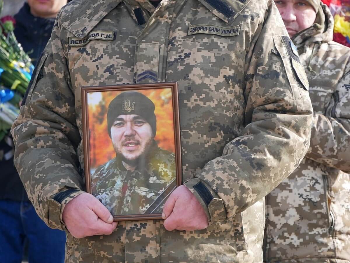 На війні загинув військовий з Дніпропетровщини: Героя провели в останню путь
