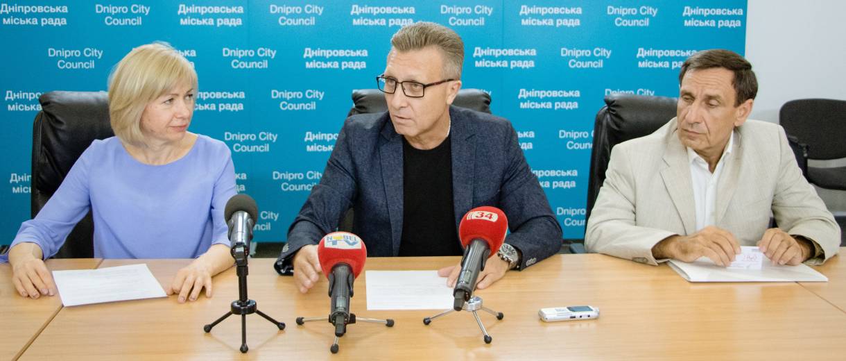 Днепр первым в Украине внедрил медицинское страхование педагогов