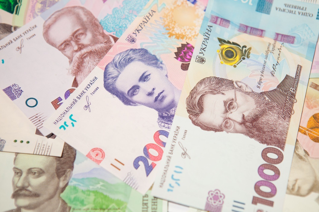 Стало известно, сколько украинцев получают в месяц больше 25 000 грн