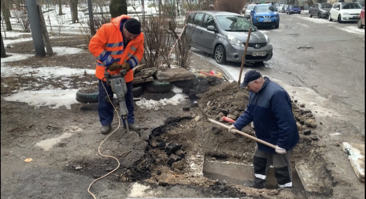 Работа кипит: в Днепре на пр. А. Поля проводят аварийно-восстановительные работы (ФОТО)