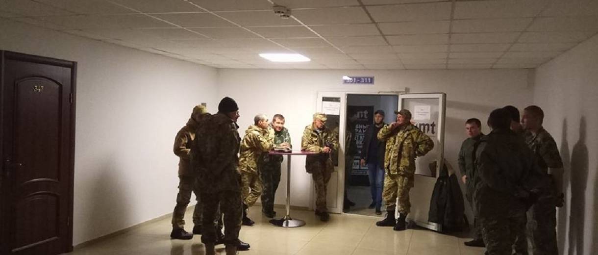Люди в камуфляже против депутатов: В Днепре прошла конференция Рады адвокатов