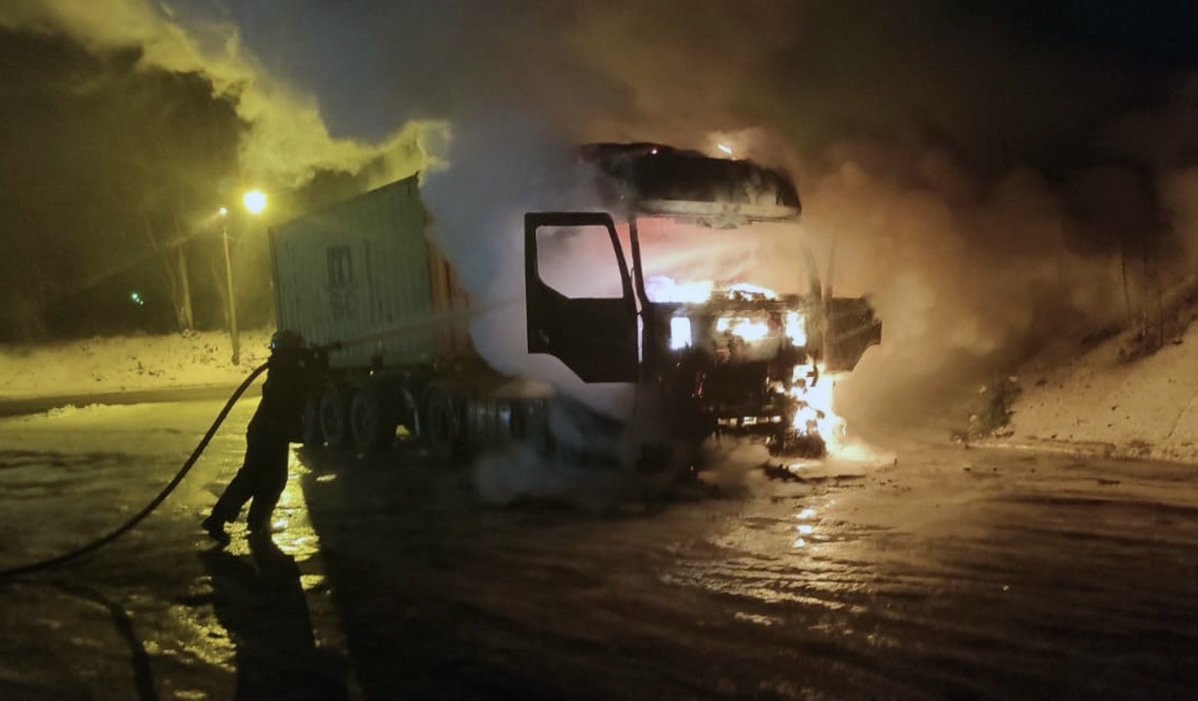 В Днепре на ходу загорелся грузовик: водителя госпитализировали в больницу 