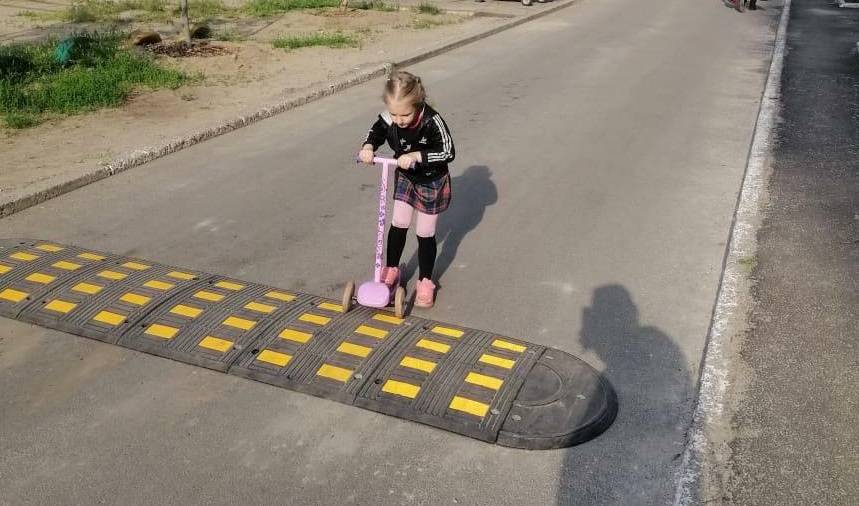 В Днепре на ул. Калиновой по инициативе депутата Руслана Вишневецкого установили «лежачие полицейские»