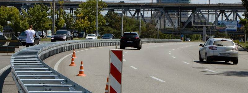 В Днепре устанавливают колесоотбойный брус европейского образца