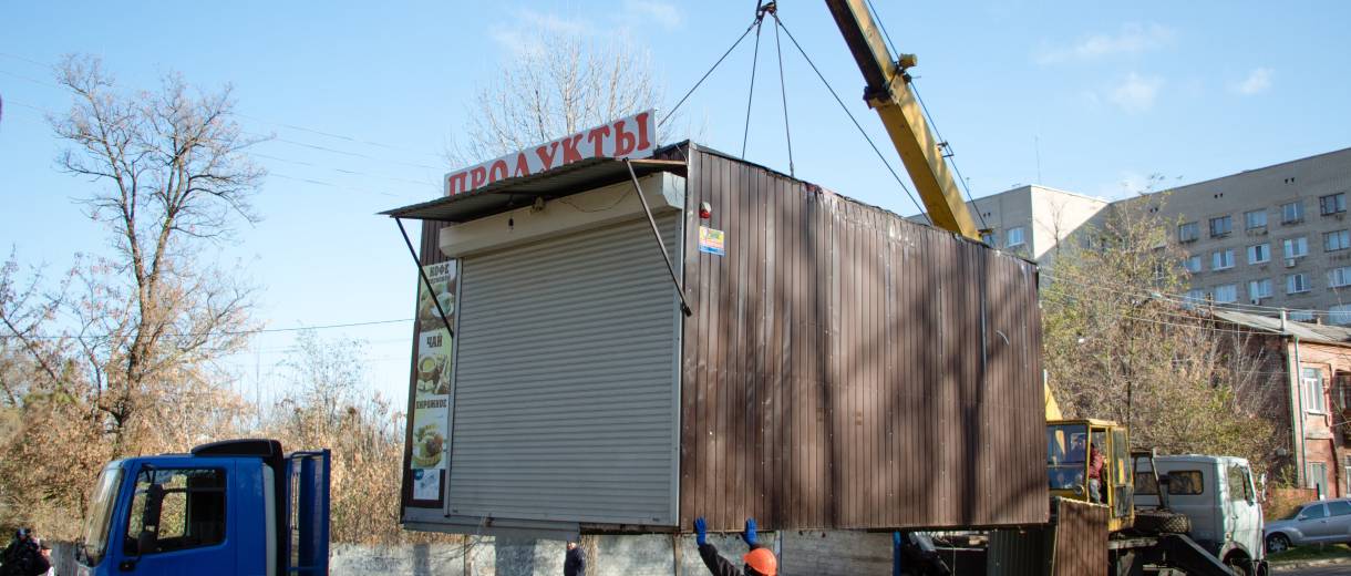 В Днепре демонтировали очередной киоск, в котором ночью продавали алкоголь