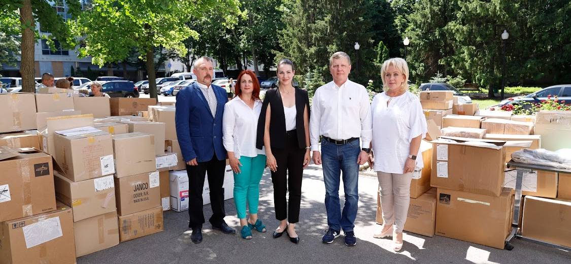 У Дніпрі лікувальні заклади отримали гуманітарний вантаж від міжнародної організації Medical Teams International