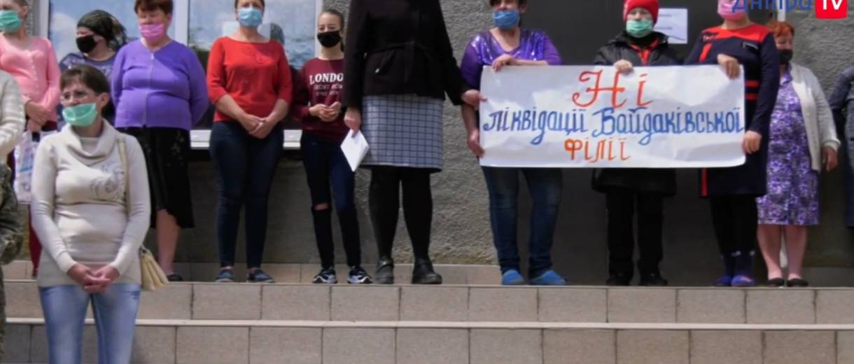 Детей отправляют через 10 км по разбитой дороге: Областные власти решили закрыть очередную школу (ВИДЕО)