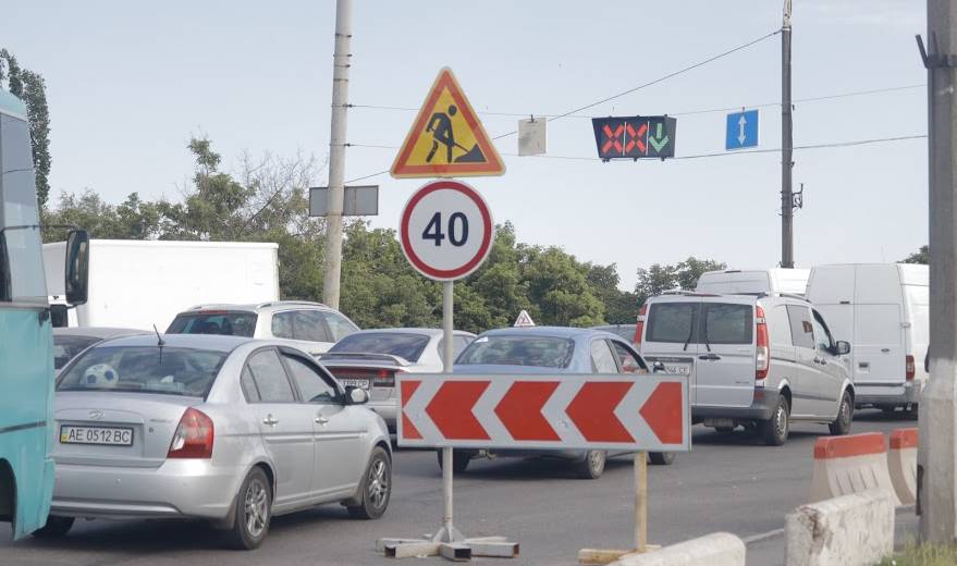 В Днепре на Новом мосту заработали реверсивные светофоры