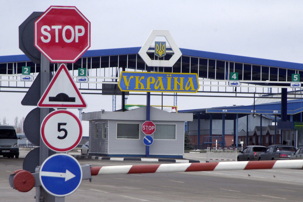Для выезда за границу украинцам нужно будет купить разрешение
