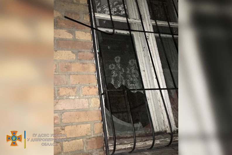 Под Днепром мальчик искал маму и застрял в решетке (ФОТО)