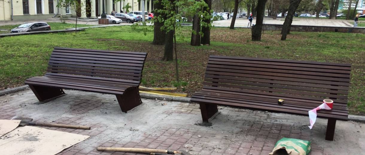 В днепровском парке им. Т.Г. Шевченко устанавливают новые лавочки: фото