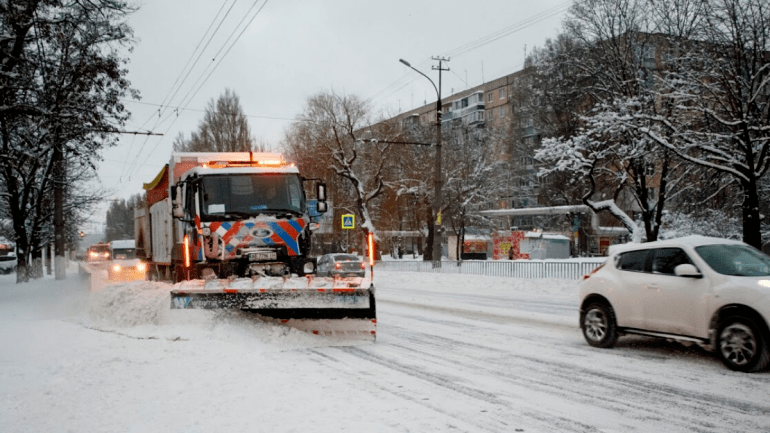 Работали всю ночь: в Днепре убирают последствия непогоды