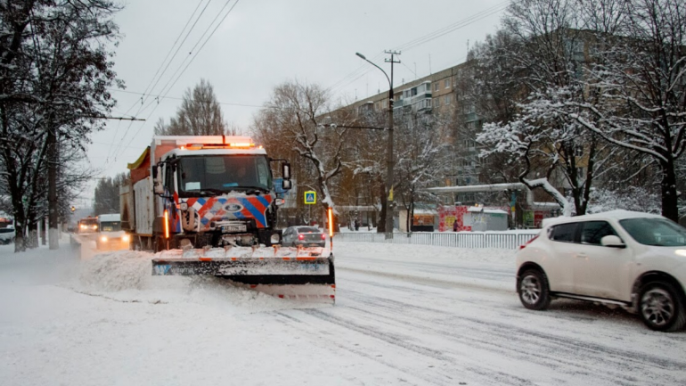Сегодня парковки в Днепре бесплатные: коммунальщики просят не бросать авто на дорогах и тротуарах
