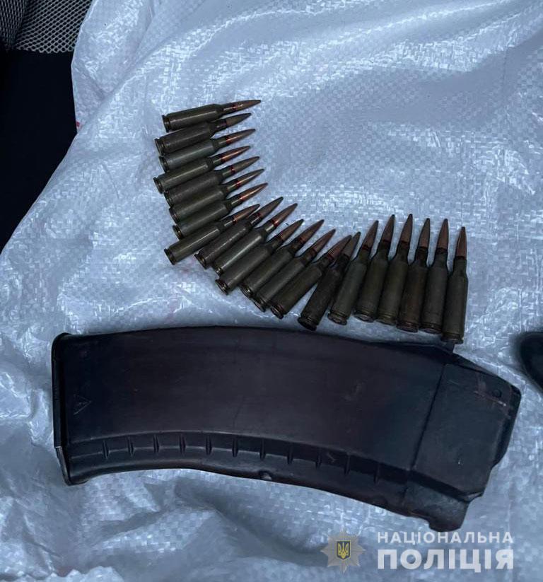 У Дніпрі чоловіка затримали при спробі продати автомат Калашникова та гранату