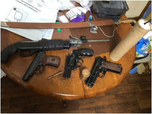 На Дніпропетровщині чоловіка затримали  за незаконне зберігання наркотиків та зброї