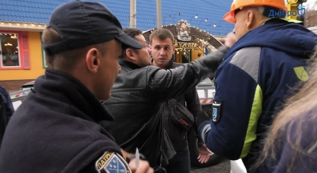 В Днепре автохамы устроили разборки с парковщиками (ВИДЕО)