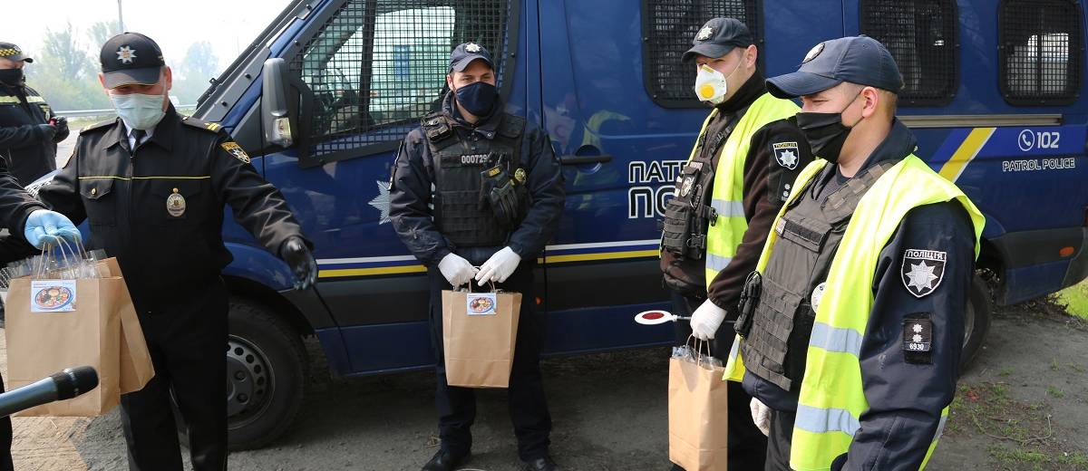 «Муніципальна варта» дарує пасхальні набори тим, хто чергує на блокпостах на в’їзді до Дніпра