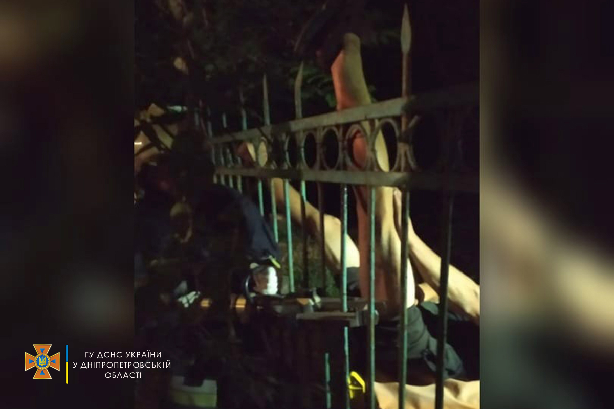 Врагу не пожелаешь: под Днепром мужчина насадил себя на прут и повис вниз головой(ФОТО)
