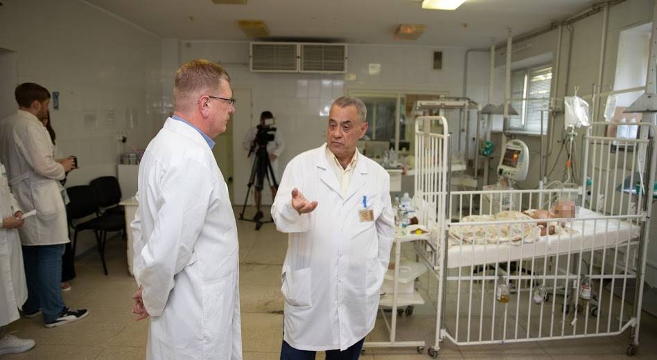 Чужої біди не буває: Заступник Бориса Філатова відвідав у лікарні дітей, що постраждали від вибуху патрона (ФОТО)
