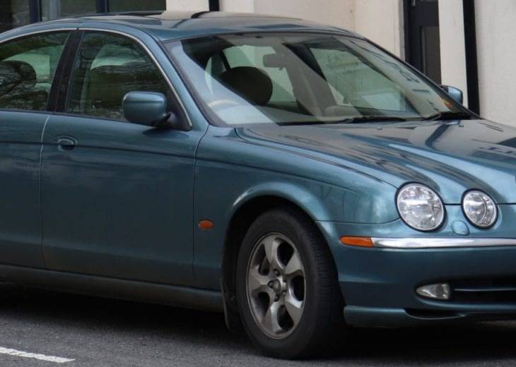 В Днепре водитель «Ягуара» протащил полицейского за машиной (ВИДЕО)